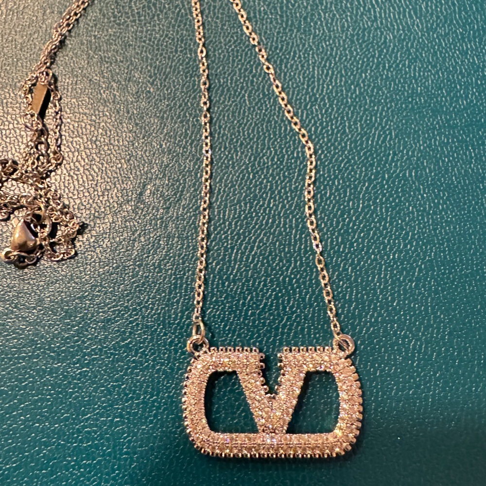 Elegant Silver Necklace with Crystal Accents